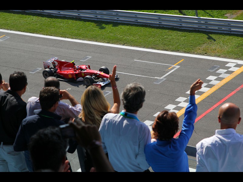 2010 Fernando Alonso all'arrivo