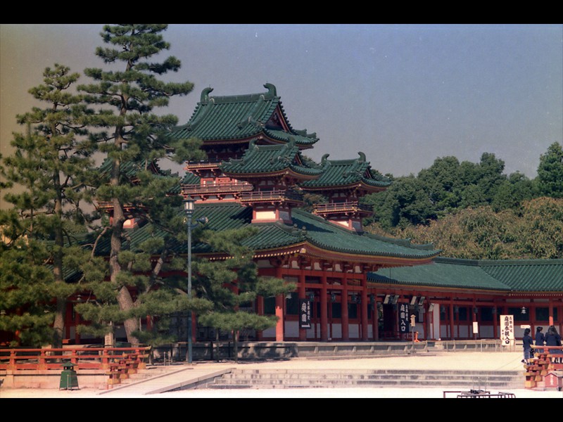 Edificato nel 1895, in occasione del 1100º anniversario della costituzione di Heian-kyō (il precedente nome di Kyoto)