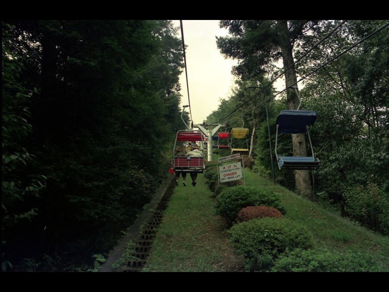 Con la funivia saliamo verso la cima del Mt. Takao