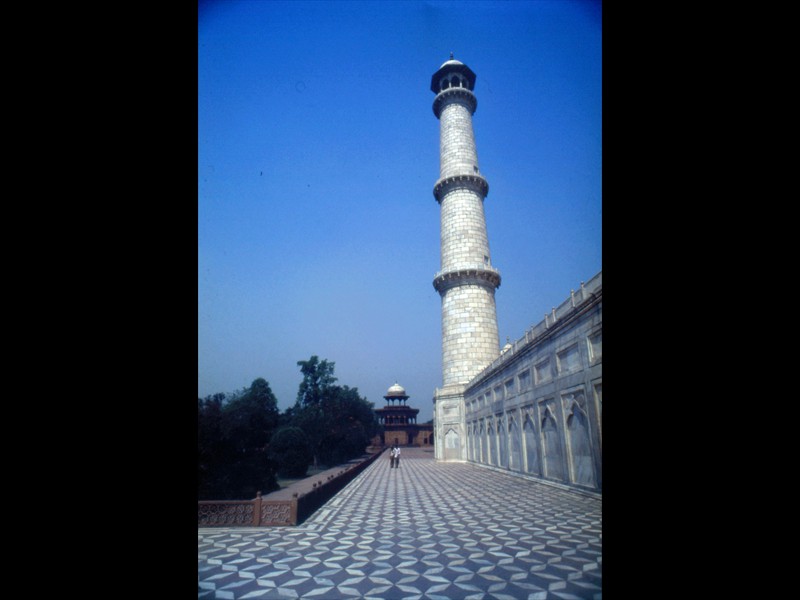 I minareti costruiti fuori piombo verso l’esterno in modo che non cadano sul mausoleo in caso di terremoto