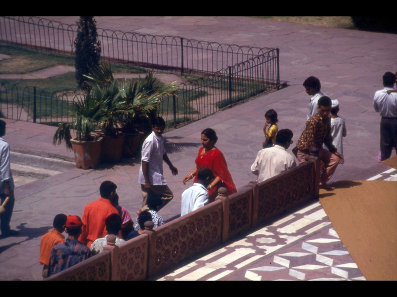 Lasciate le scarpe si accede al mausoleo dove si trovano le tombe di Mumtaz Mahal e di Shah Jahan