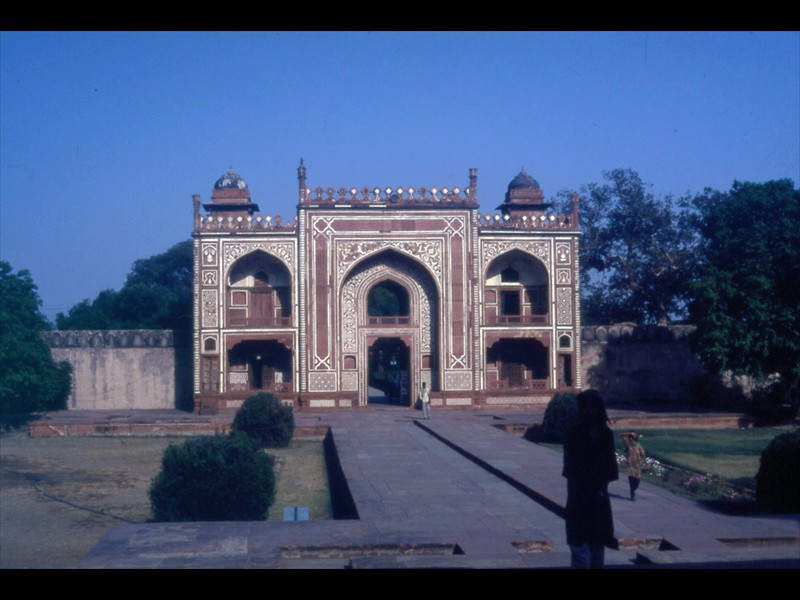 Portale dell mausoleo Itimad-ud-Daulah attorniato da un bel giardino con la tomba della poetessa persiana Nur Jahan sposa di Jahangir (1628)